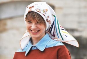 Junge Frau mit Baumwollschal